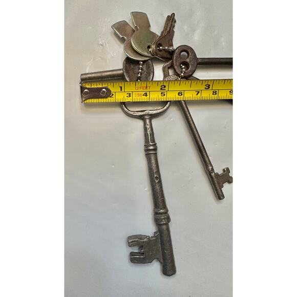 Vintage Antique Metal Skeleton Keys & Assorted Keys Set of 9 - Picture 4 of 6